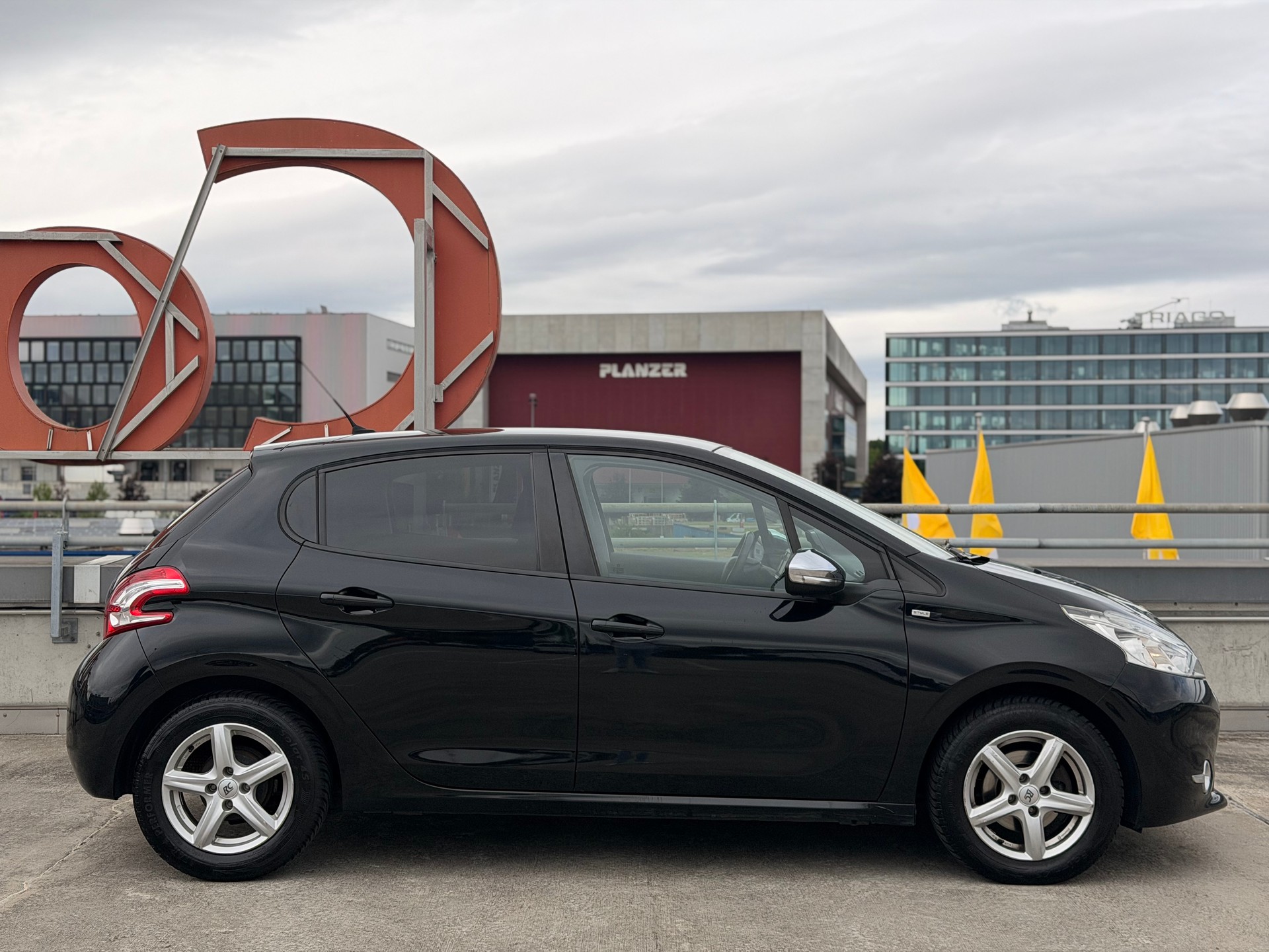 PEUGEOT 208 1.2 VTI Style-image-2