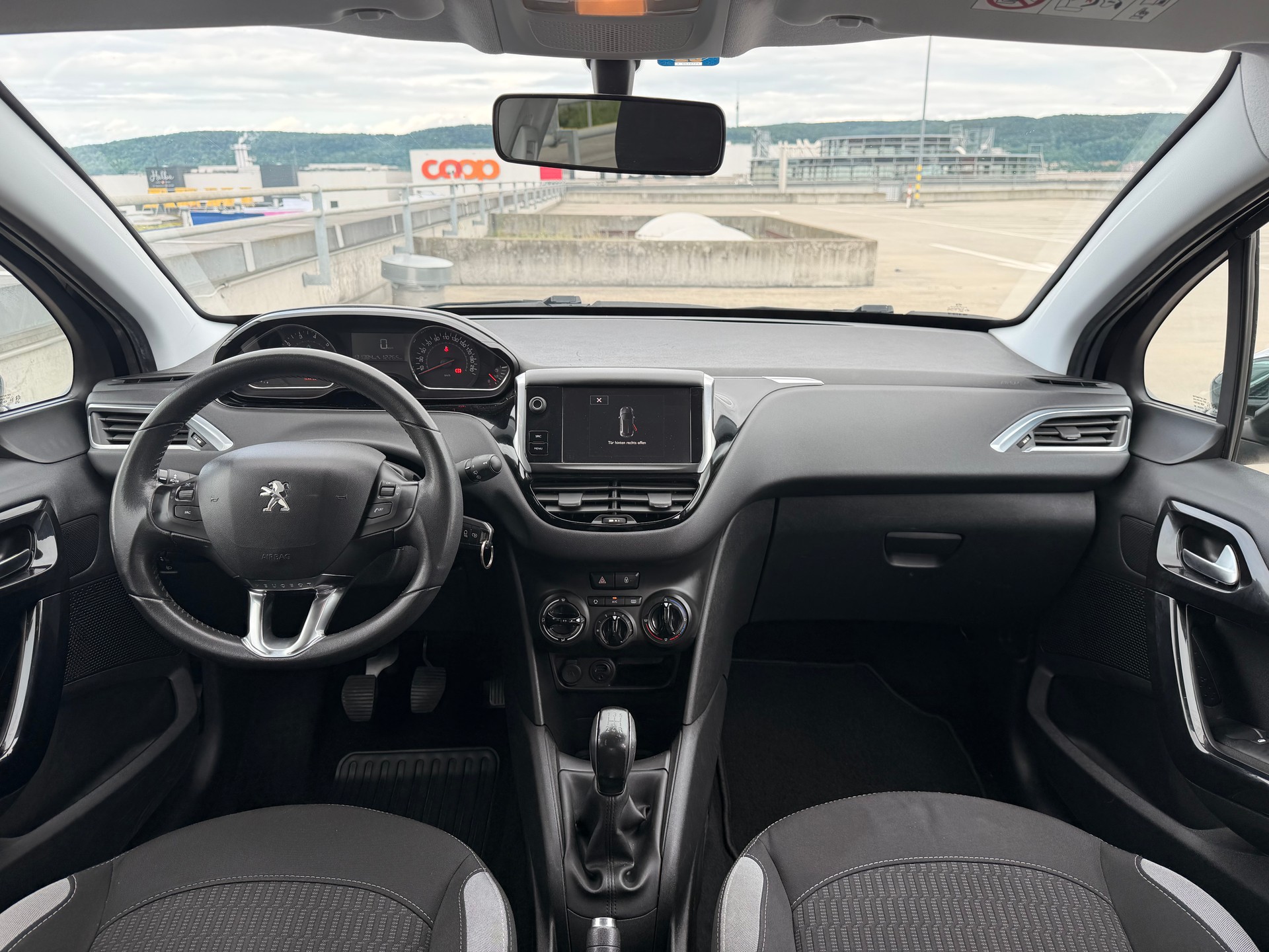 PEUGEOT 208 1.2 VTI Style-image-8