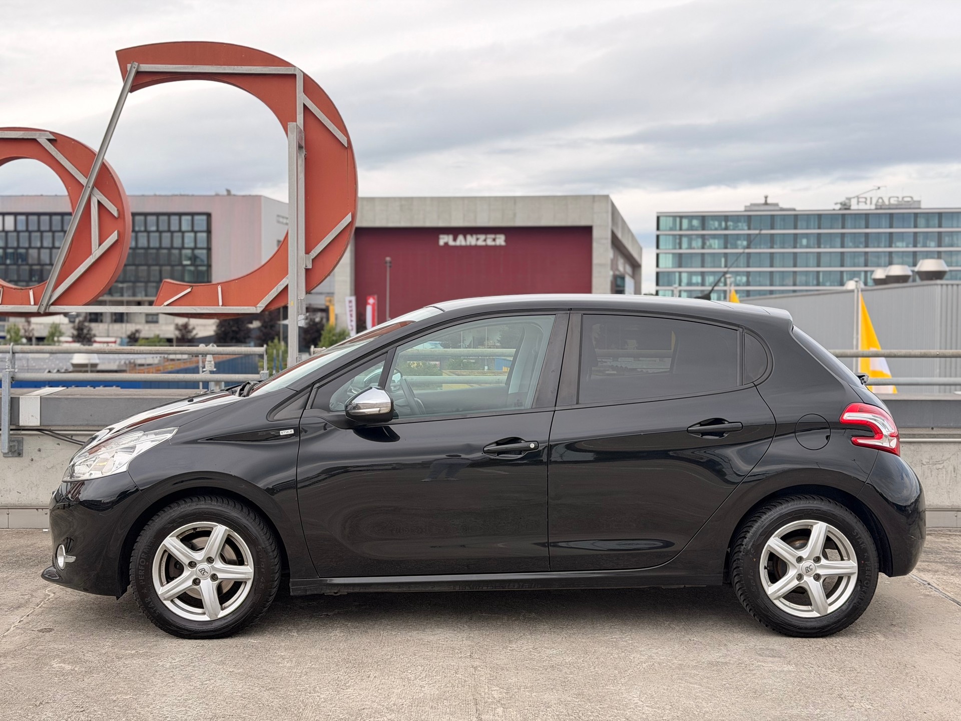 PEUGEOT 208 1.2 VTI Style-image-5