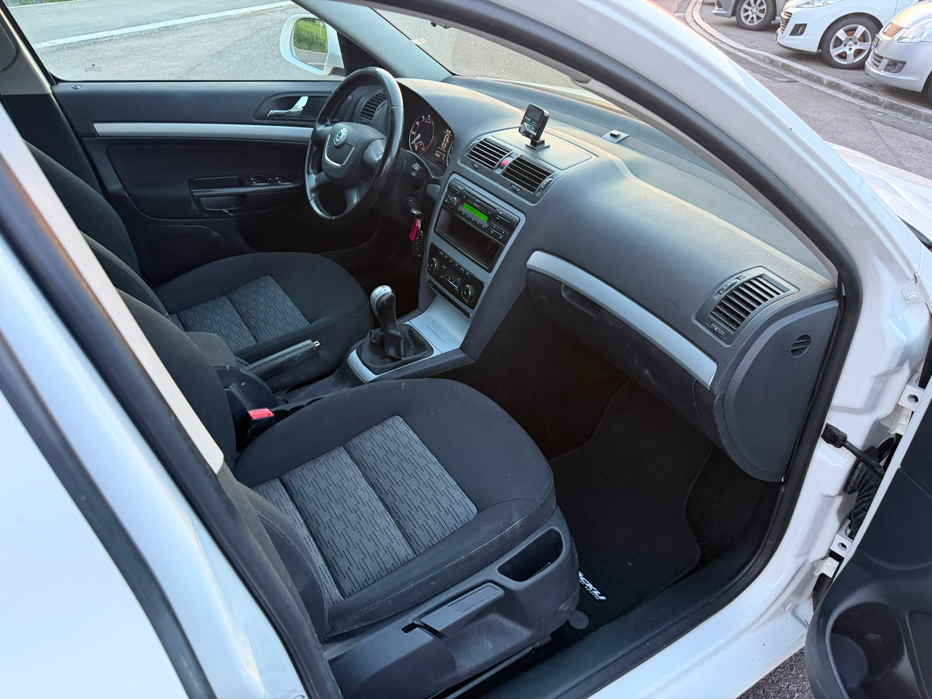 SKODA Octavia Combi 1.8 TSI Laurin & Klement 4x4-image-8