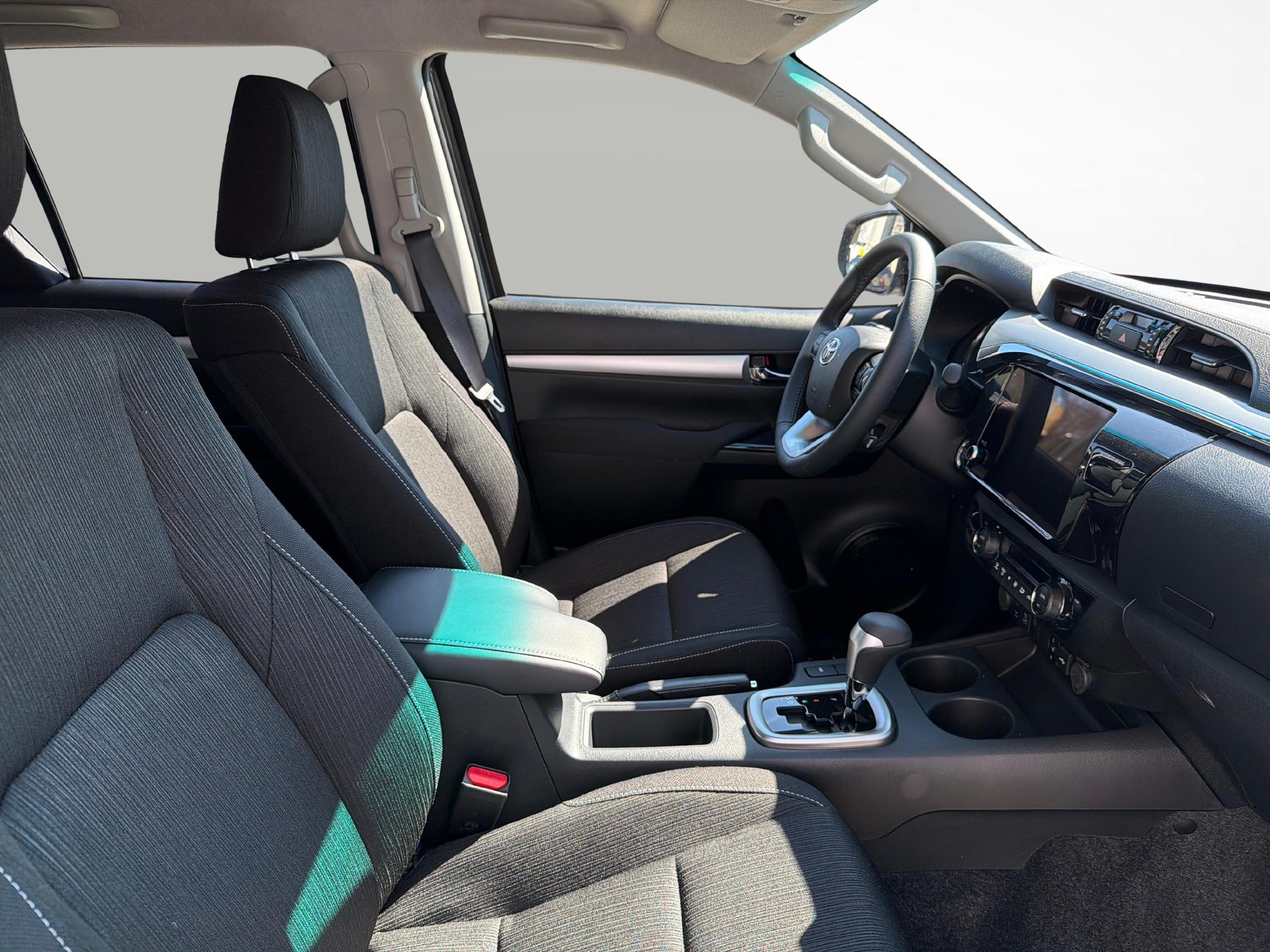 TOYOTA Hilux Double Cab.-Pick-up 2.4 D-4D 150 Style-image-9