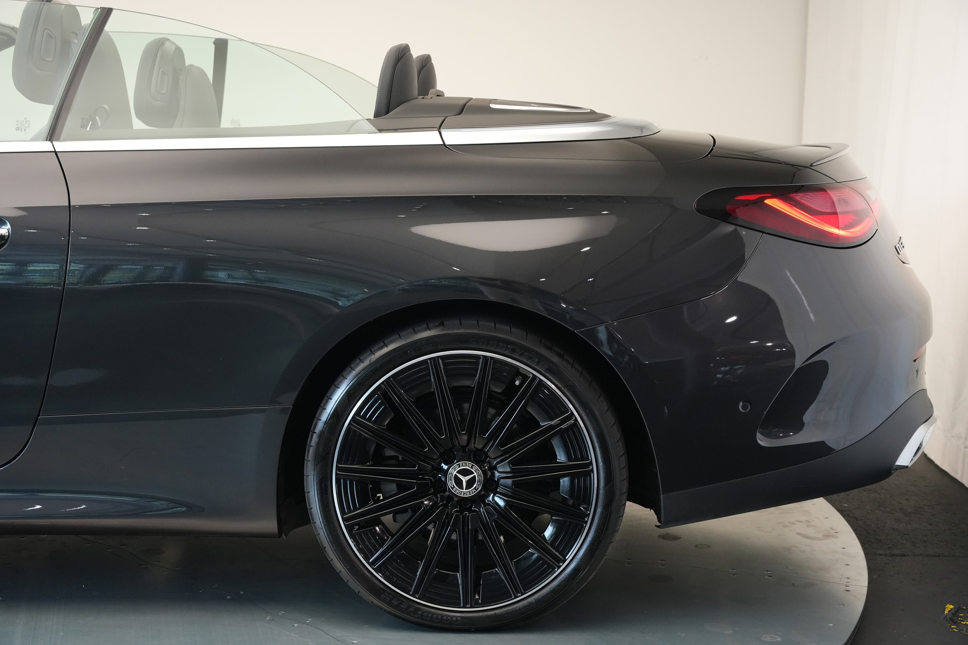MERCEDES-BENZ CLE 300 Cabrio 4Matic 9G-Tronic *CH-Fahrzeug* *Burmester* *HuD*-image-44