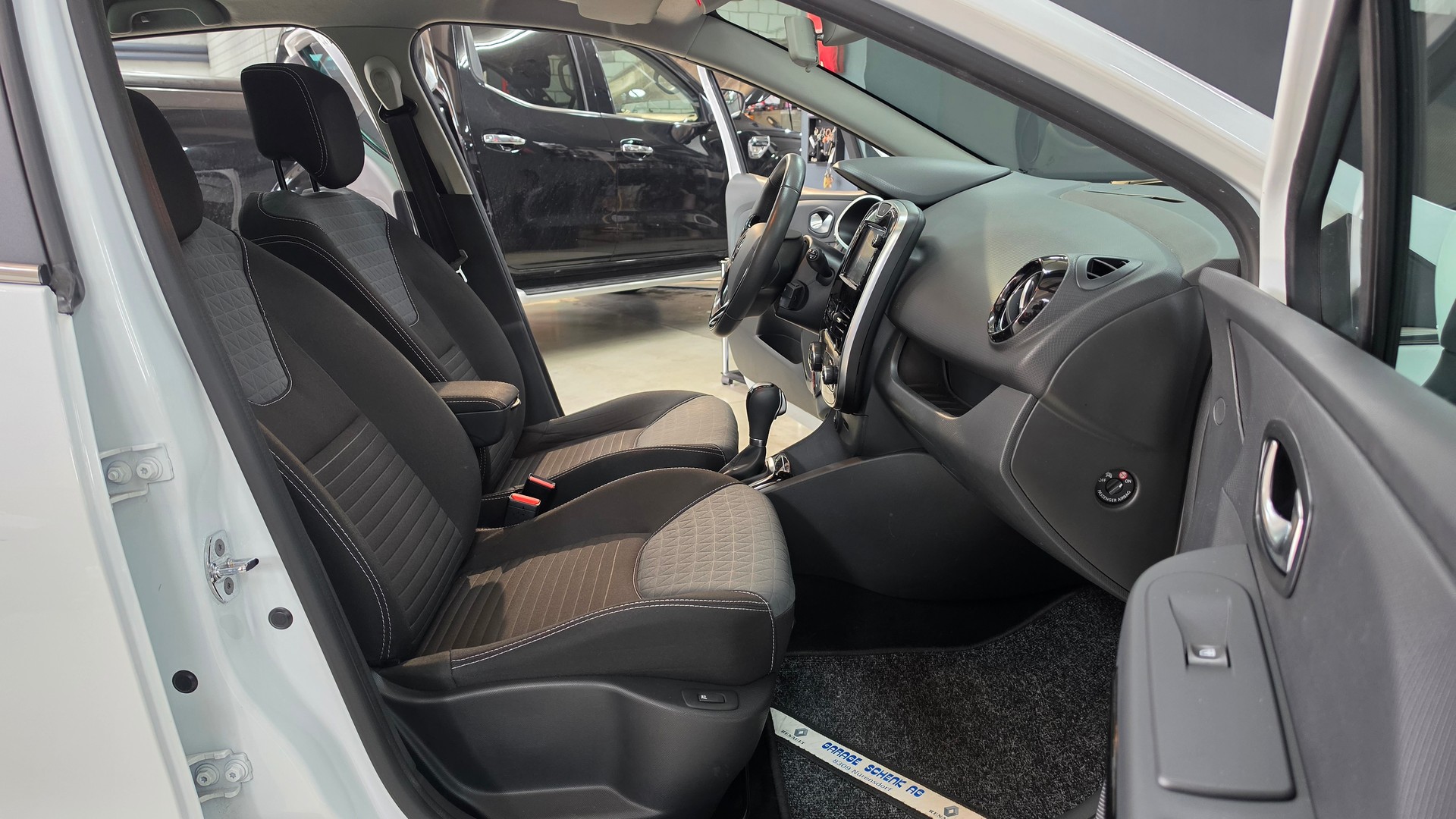 RENAULT Clio 1.2 16V T Swiss Edition EDC-image-22