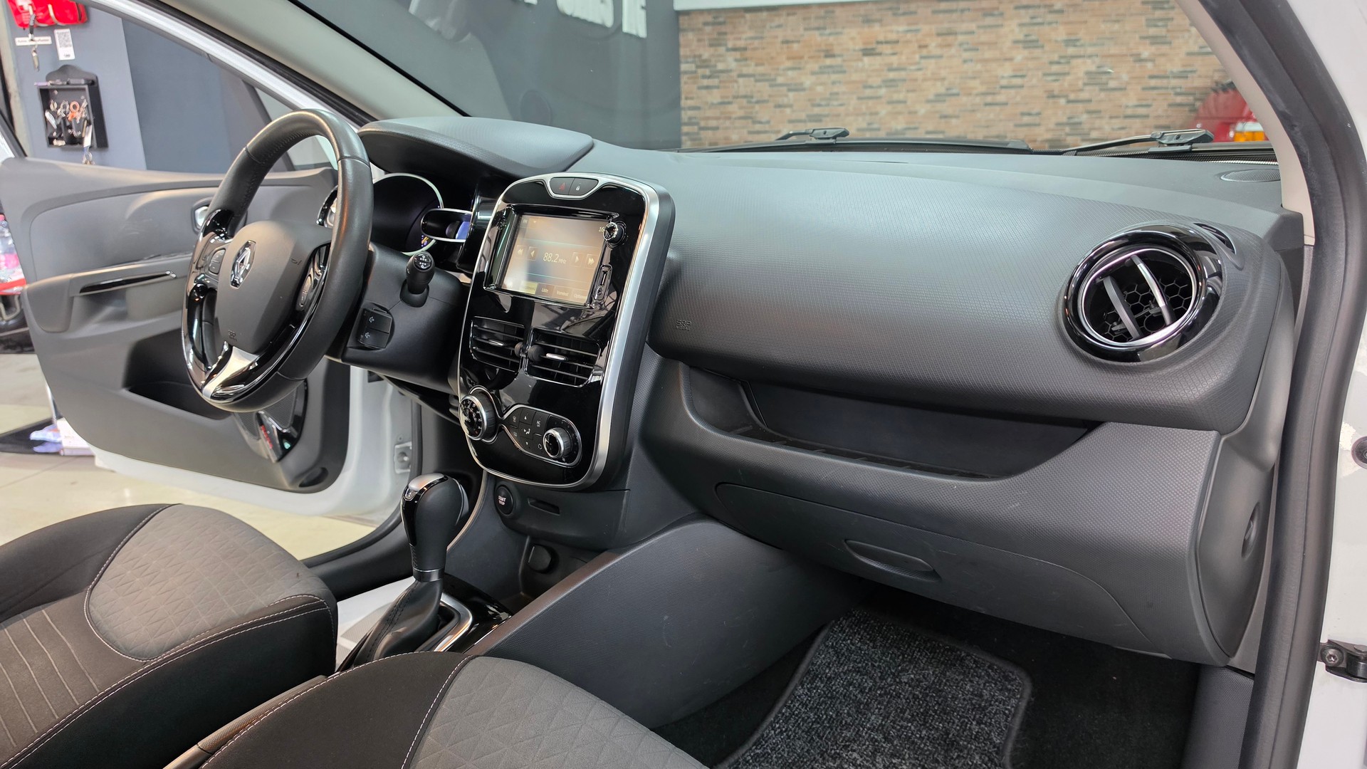 RENAULT Clio 1.2 16V T Swiss Edition EDC-image-21