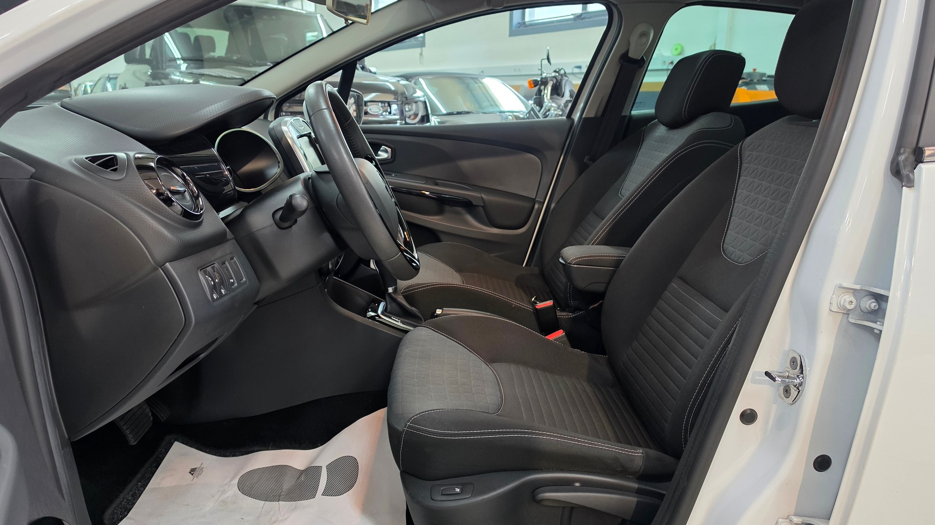 RENAULT Clio 1.2 16V T Swiss Edition EDC-image-19
