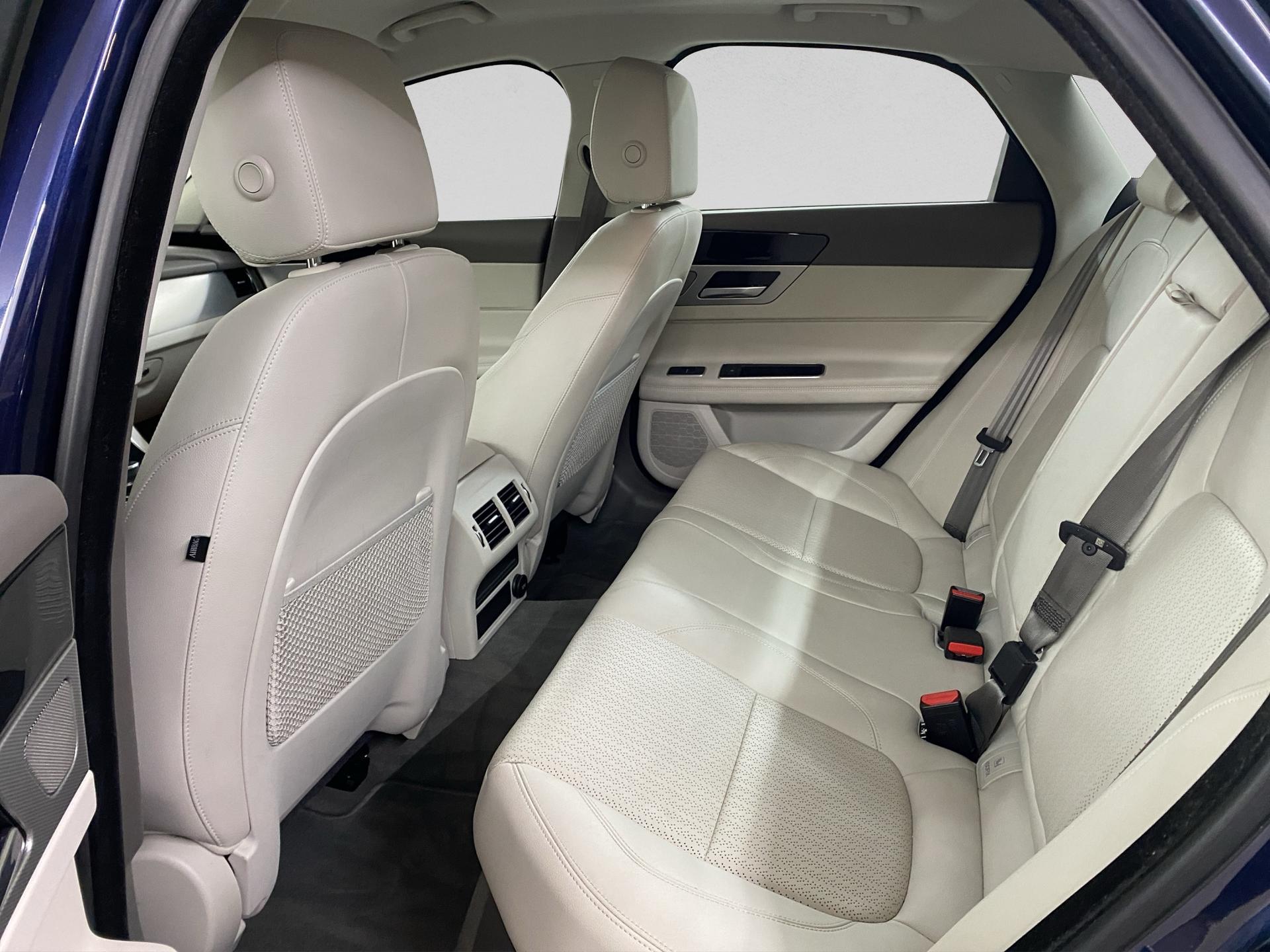 JAGUAR XF 20d Prestige Automatic-image-14