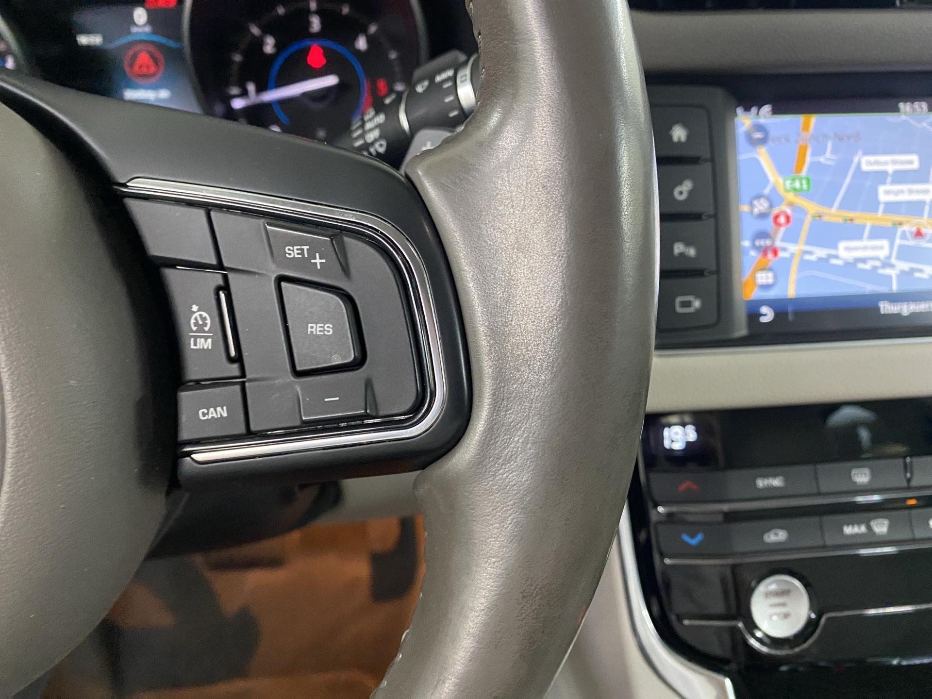 JAGUAR XF 20d Prestige Automatic-image-21