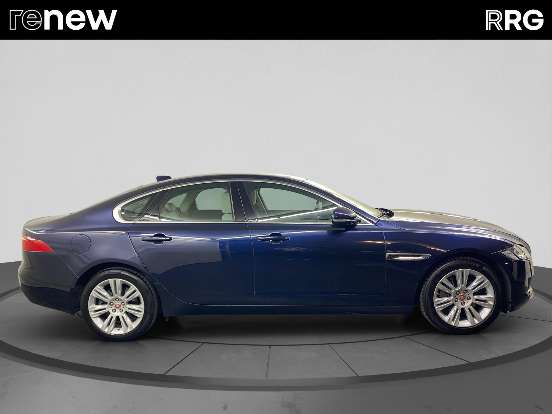 JAGUAR XF 20d Prestige Automatic-showroom-element-1