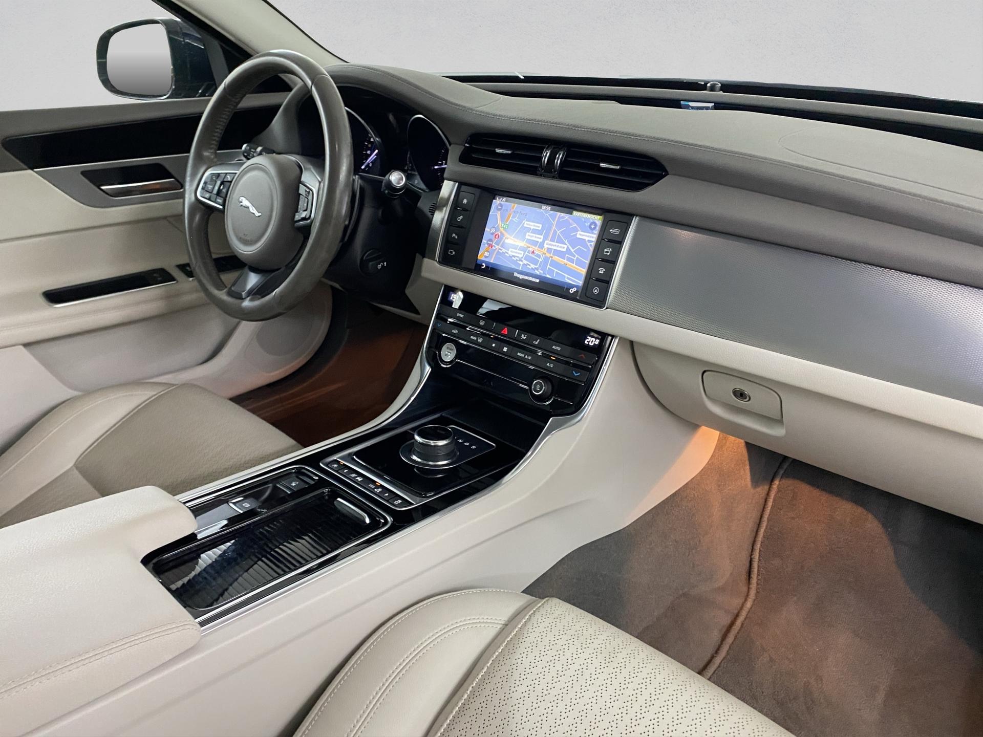 JAGUAR XF 20d Prestige Automatic-image-24