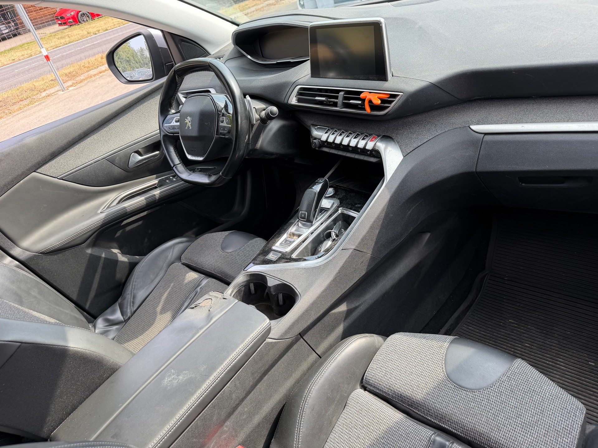 PEUGEOT 3008 1.2 PureTech Business Line EAT-image-3