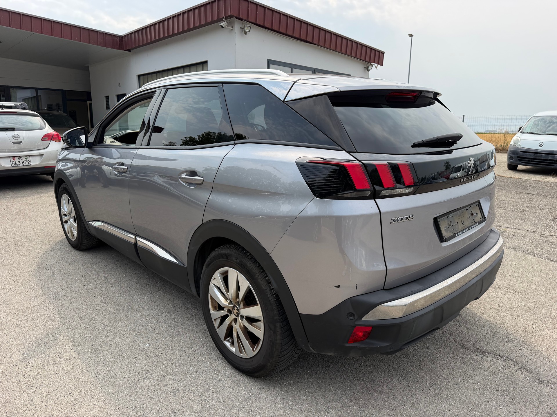 PEUGEOT 3008 1.2 PureTech Business Line EAT-image-4