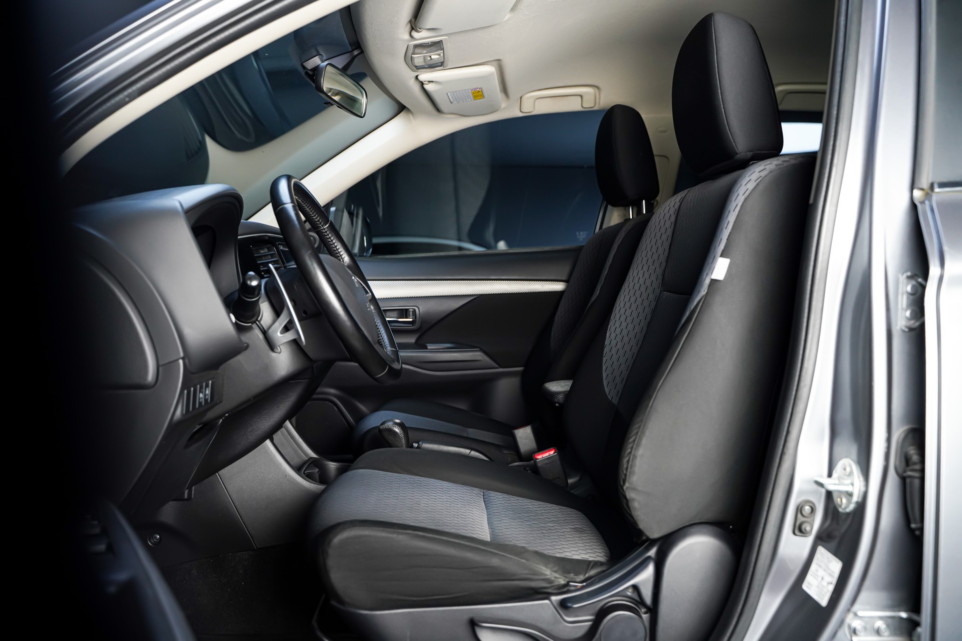 MITSUBISHI Outlander 2.0 Intense CVT-image-9