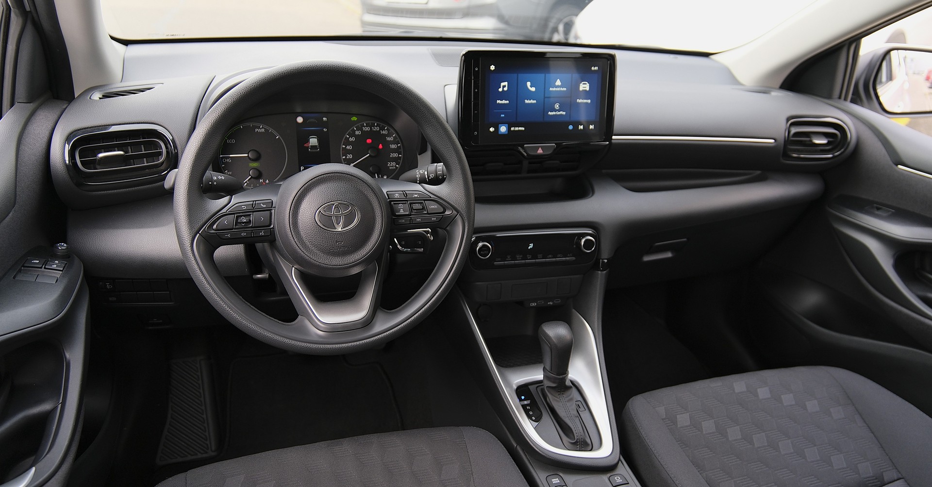 TOYOTA Yaris 1.5 Comfort e-CVT-image-21