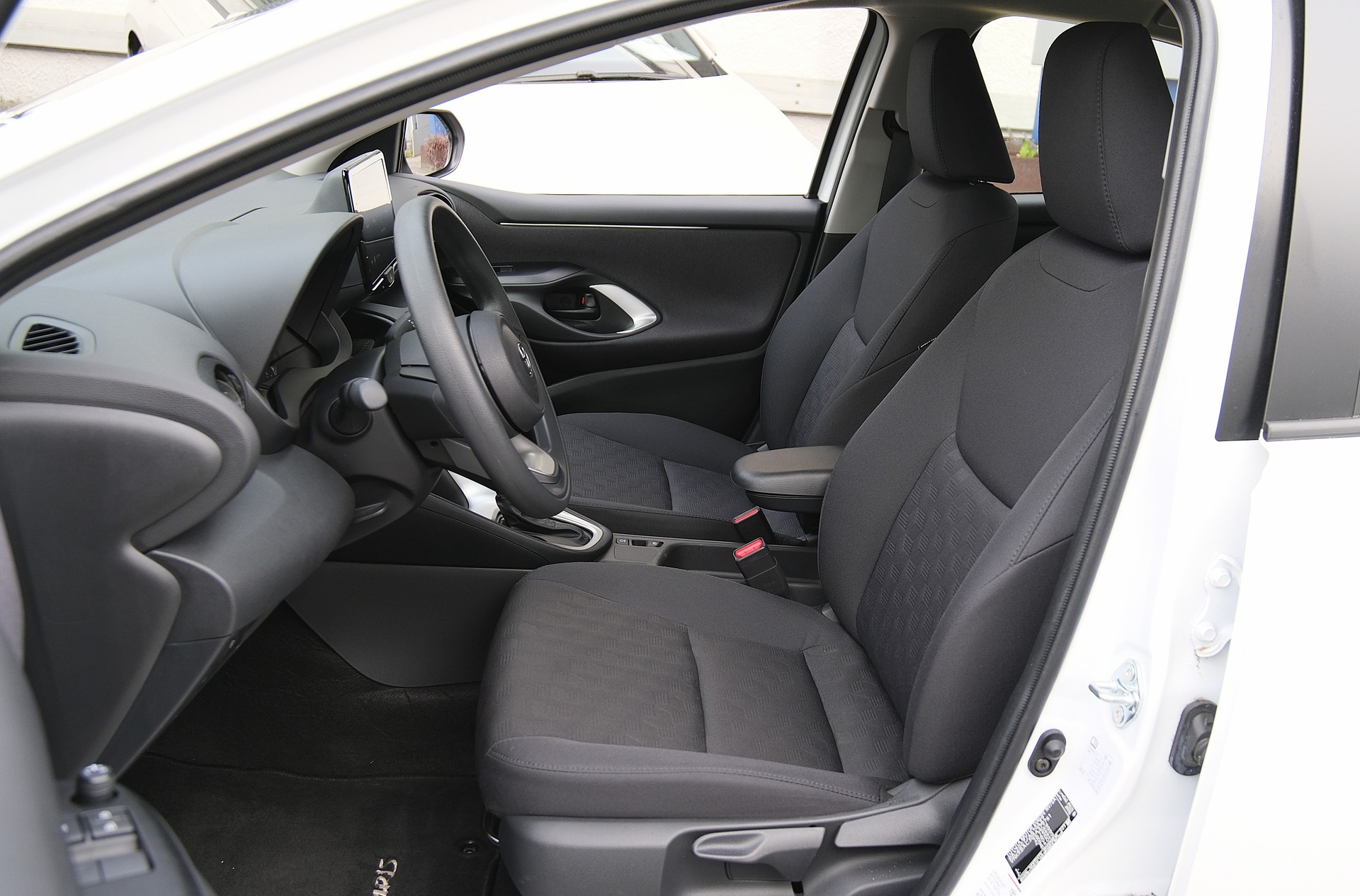 TOYOTA Yaris 1.5 Comfort e-CVT-showroom-element-3