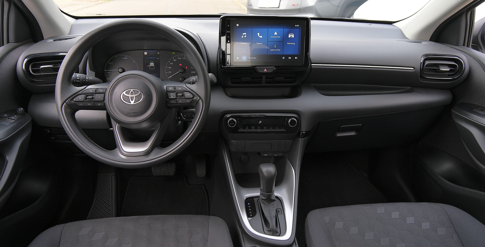 TOYOTA Yaris 1.5 Comfort e-CVT-image-5