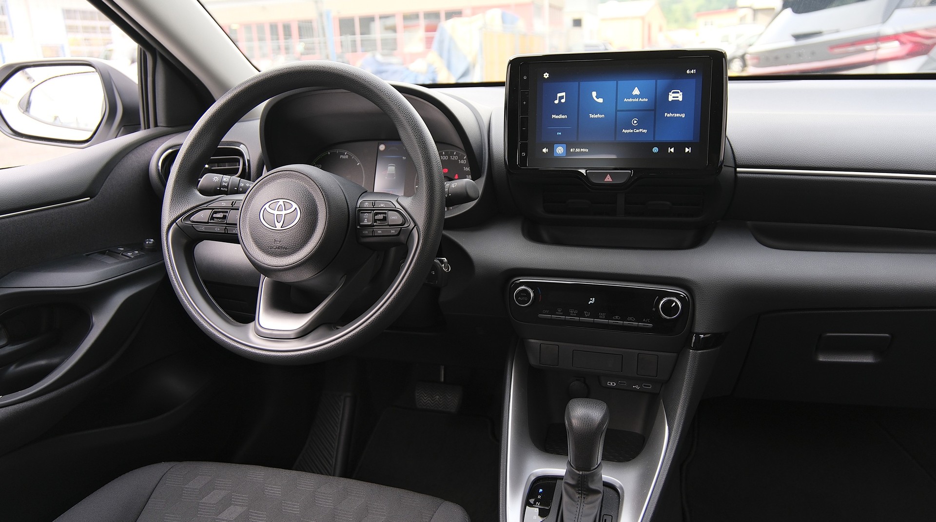 TOYOTA Yaris 1.5 Comfort e-CVT-image-17