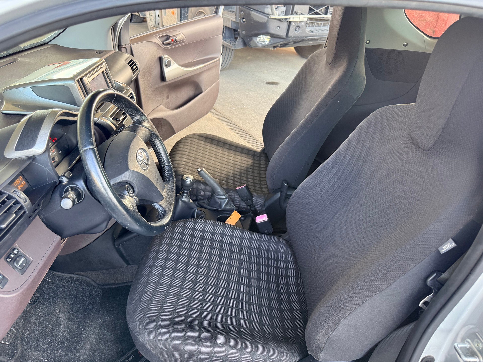 TOYOTA iQ2 1.0 VVT-i-image-12