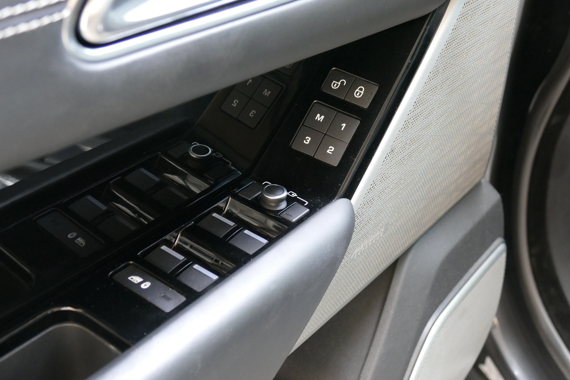 LAND ROVER 3.0 V6 R-Dynamic HSE-image-9
