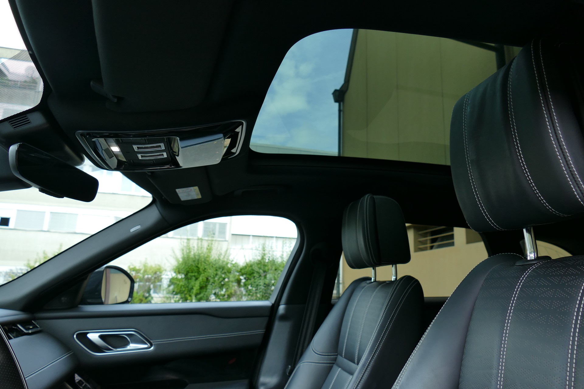 LAND ROVER 3.0 V6 R-Dynamic HSE-image-8