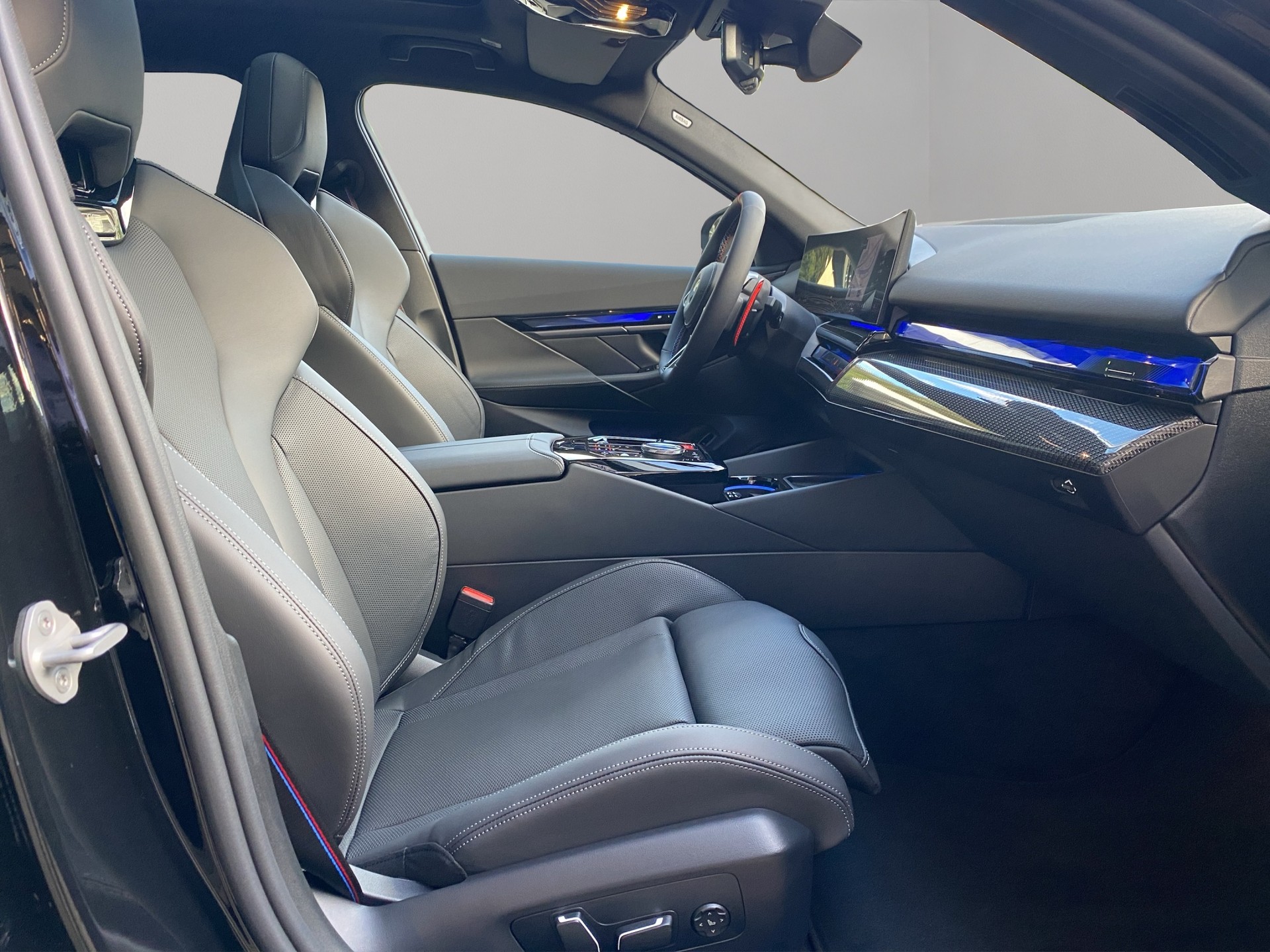 BMW M5 xDrive Touring-image-19