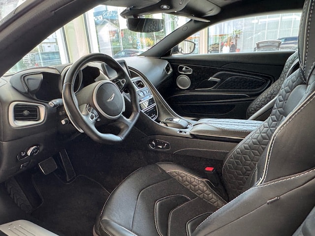 ASTON MARTIN DBS Coupé Superleggera-image-3