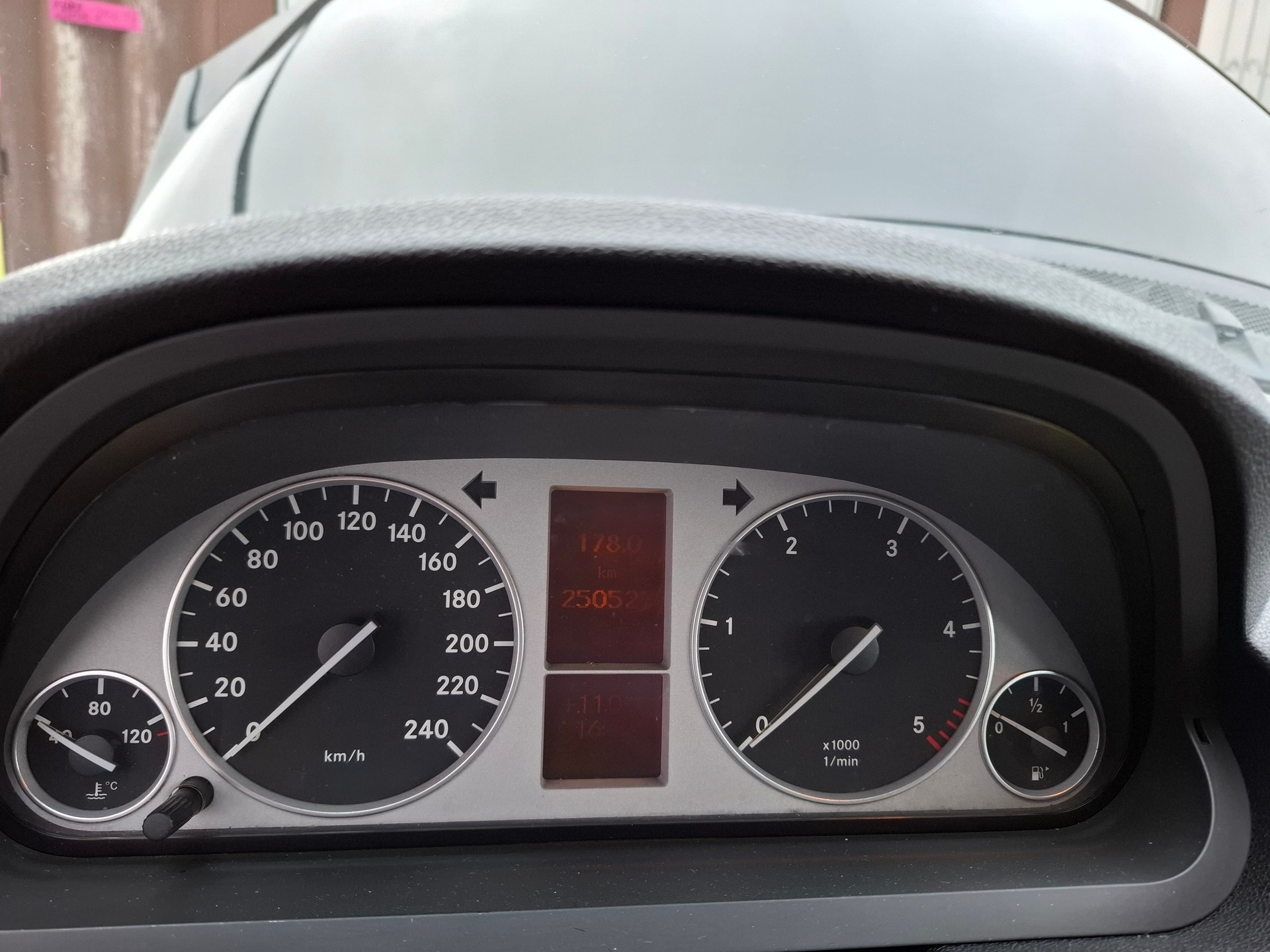 MERCEDES-BENZ B 200 CDI-image-10