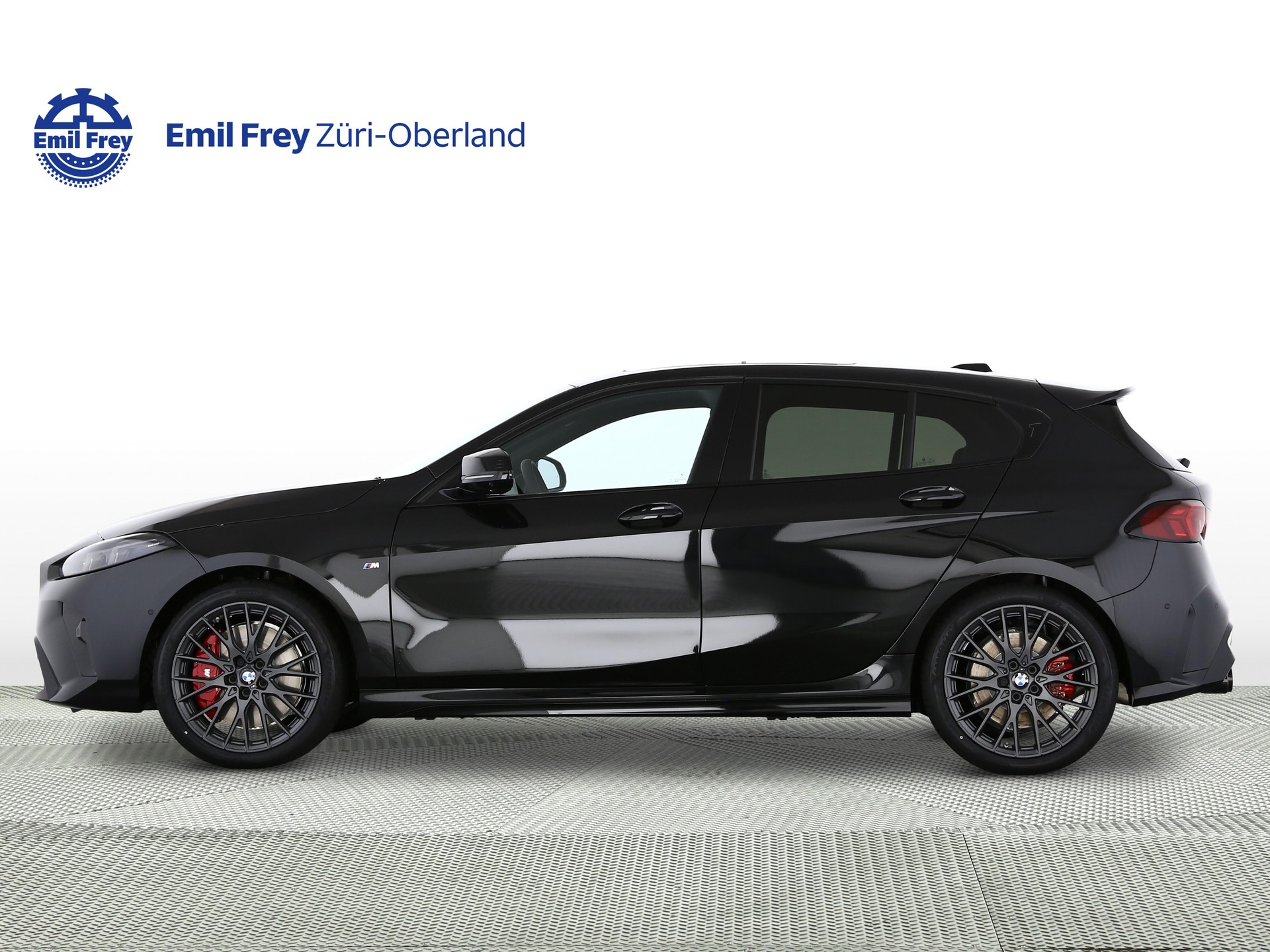 BMW M135i xDrive-showroom-element-1