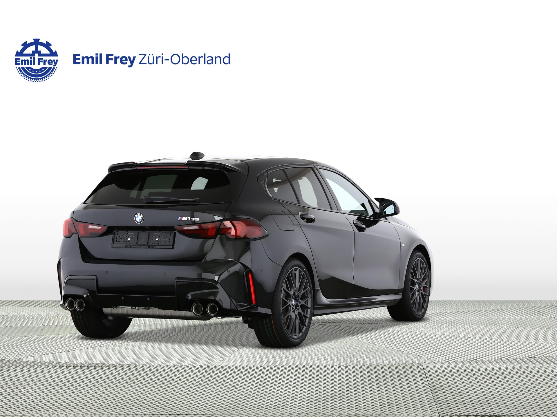 BMW M135i xDrive-showroom-element-2