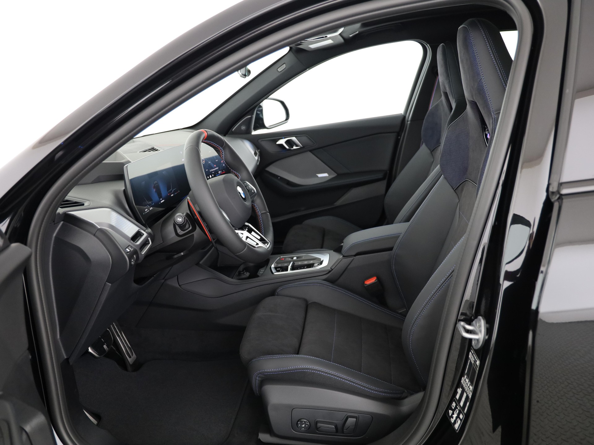 BMW M135i xDrive-showroom-element-3