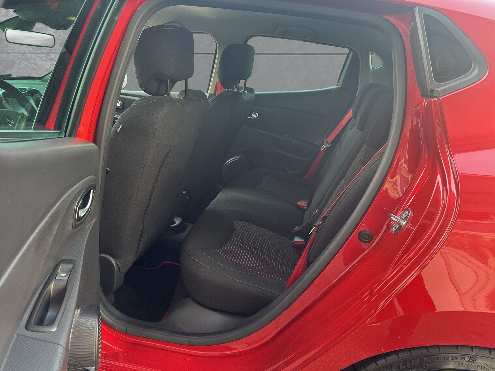 RENAULT Clio 1.6 T RS 220 Trophy EDC-image-10