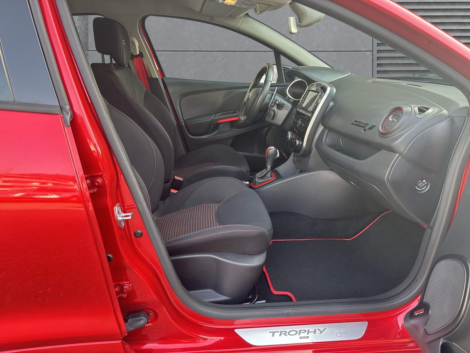 RENAULT Clio 1.6 T RS 220 Trophy EDC-image-9