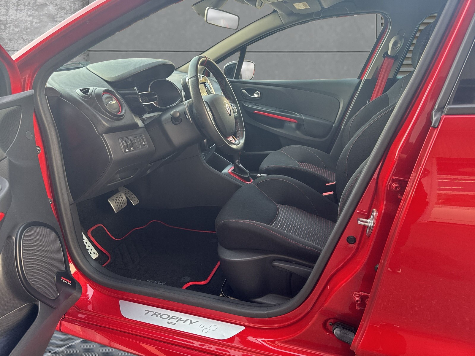 RENAULT Clio 1.6 T RS 220 Trophy EDC-image-8