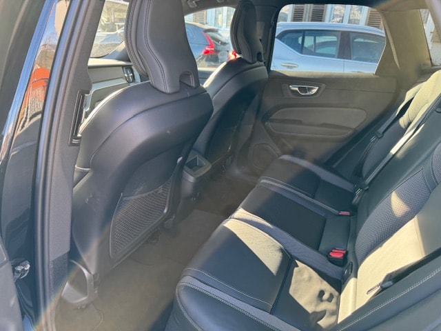 VOLVO XC60 2.0 B5 MH Plus Black Edition AWD-image-9