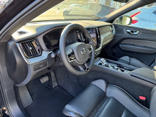 VOLVO XC60 2.0 B5 MH Plus Black Edition AWD-image-6