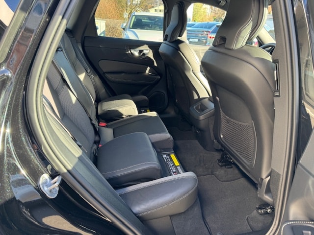 VOLVO XC60 2.0 B5 MH Plus Black Edition AWD-image-11