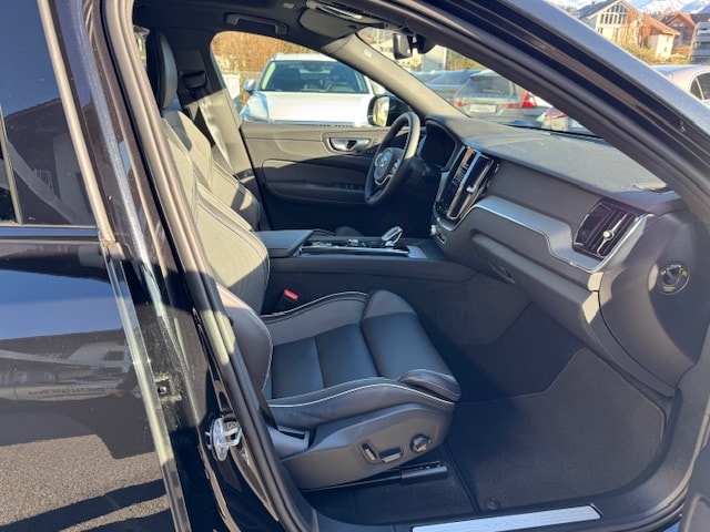 VOLVO XC60 2.0 B5 MH Plus Black Edition AWD-image-12