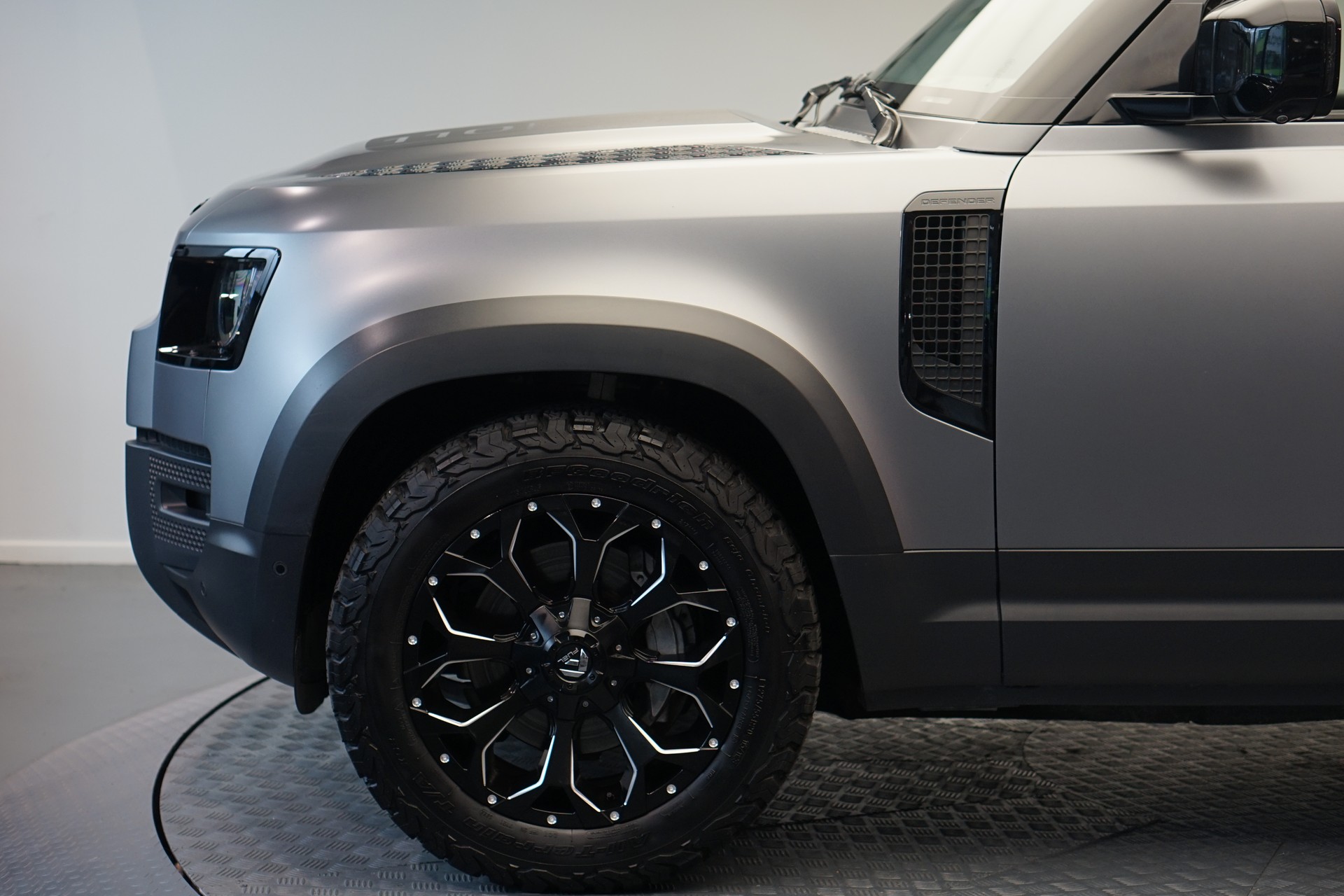 LAND ROVER Defender 110 3.0 D I6 300 HSE AWD AT8 *Fuel Offroad Felgen* *CH-Fahrzeug* *Approved Garantie*-image-30