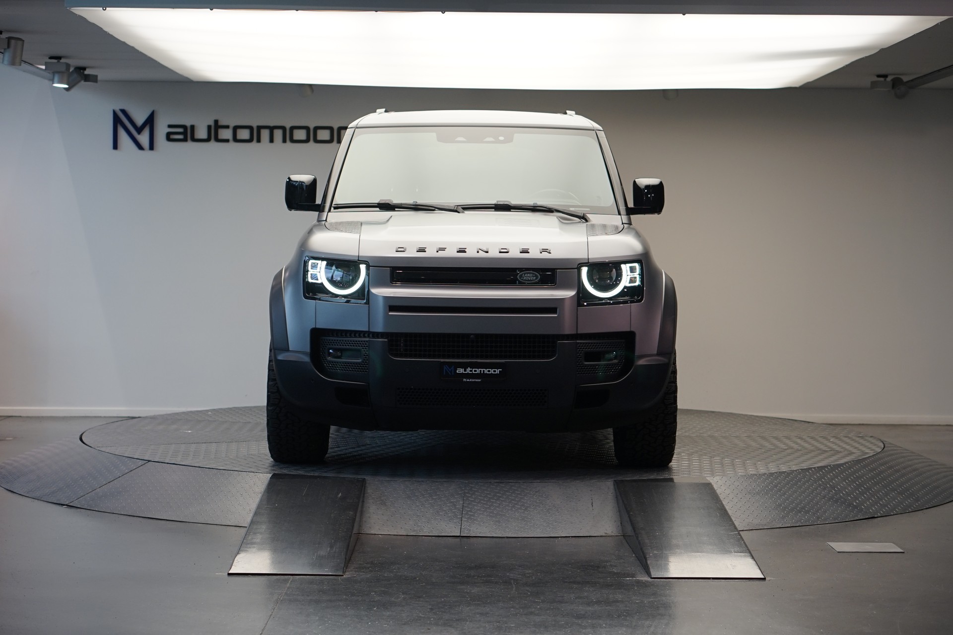 LAND ROVER Defender 110 3.0 D I6 300 HSE AWD AT8 *Fuel Offroad Felgen* *CH-Fahrzeug* *Approved Garantie*-showroom-element-1