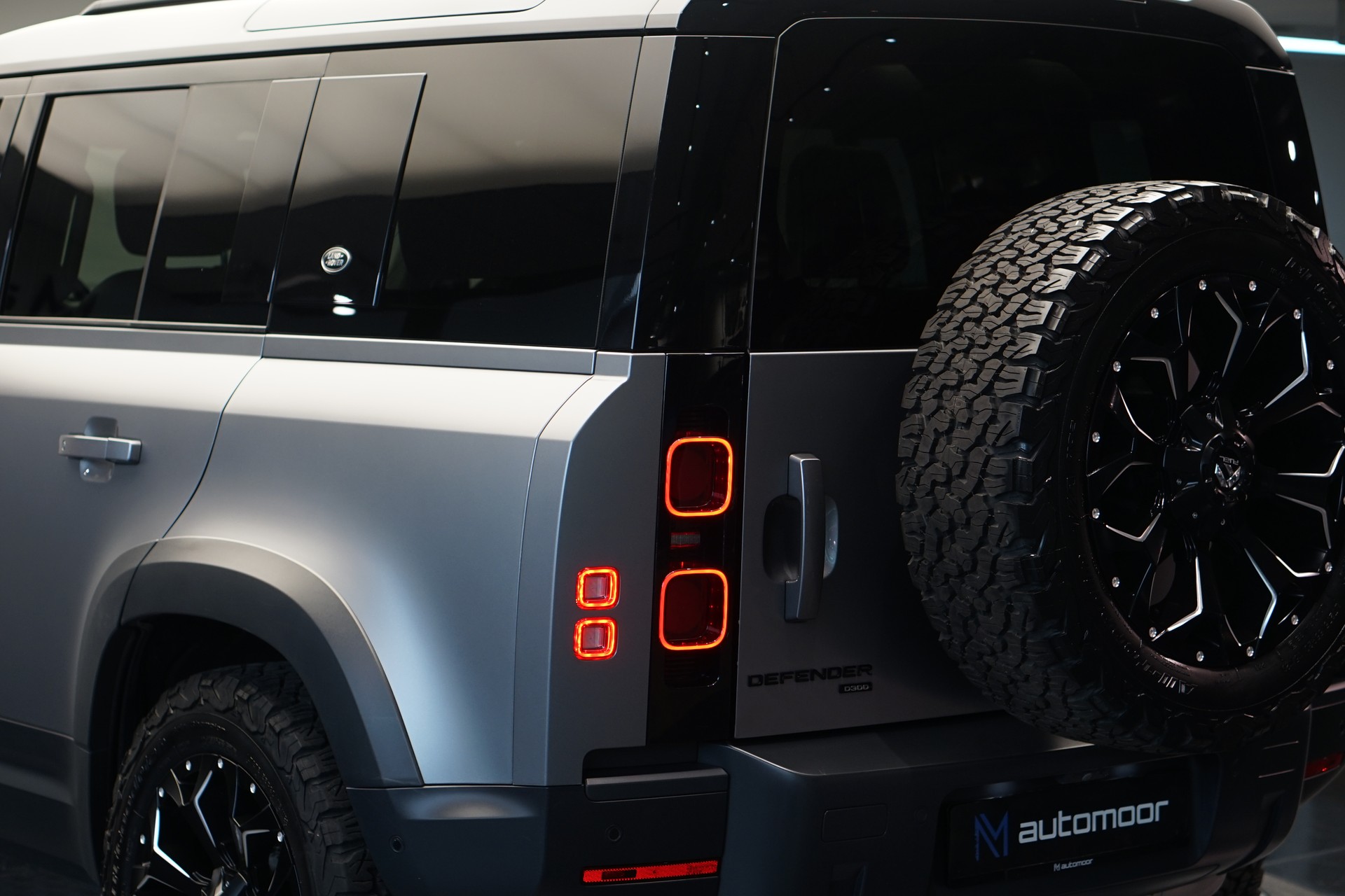 LAND ROVER Defender 110 3.0 D I6 300 HSE AWD AT8 *Fuel Offroad Felgen* *CH-Fahrzeug* *Approved Garantie*-image-34