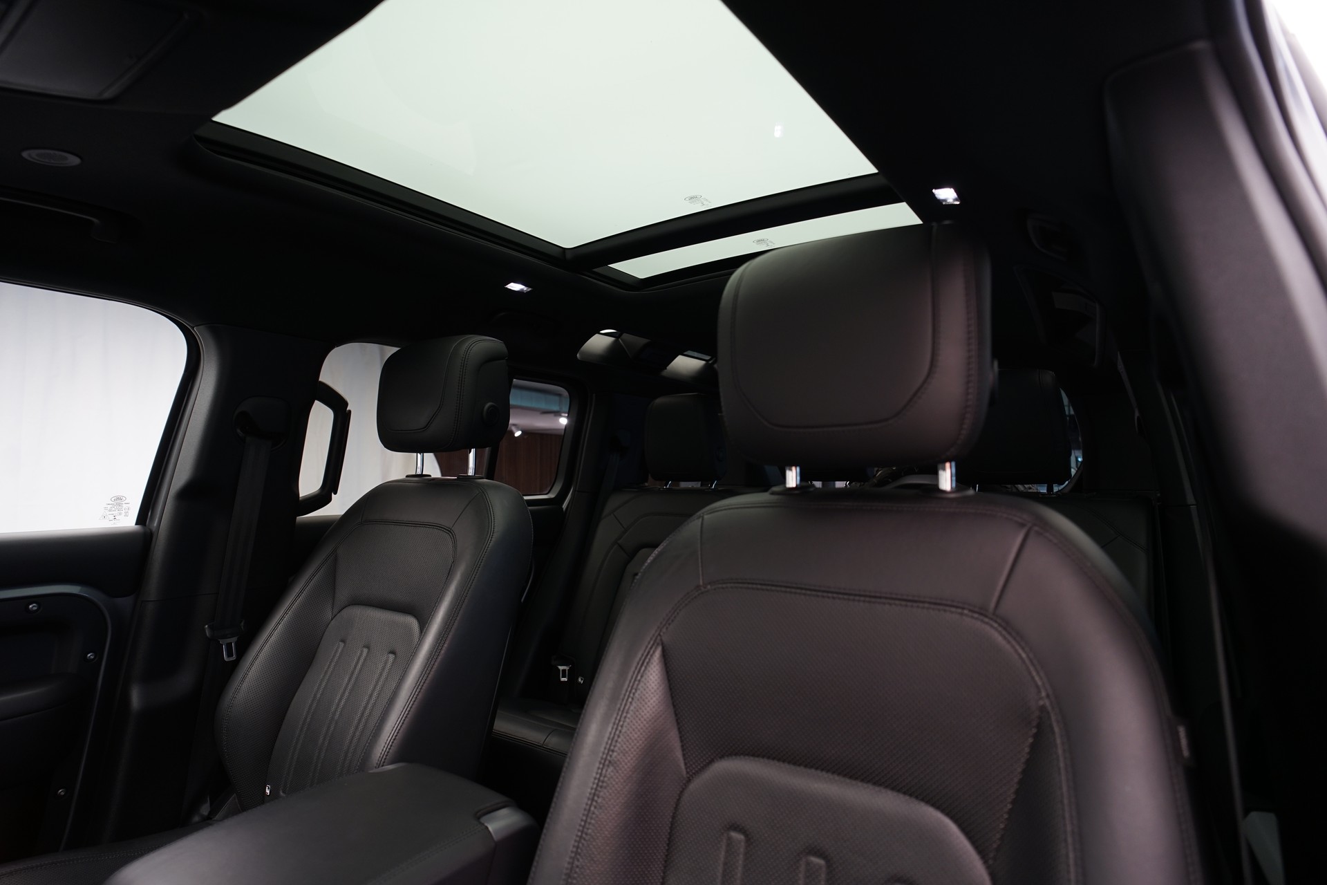 LAND ROVER Defender 110 3.0 D I6 300 HSE AWD AT8 *Fuel Offroad Felgen* *CH-Fahrzeug* *Approved Garantie*-image-17