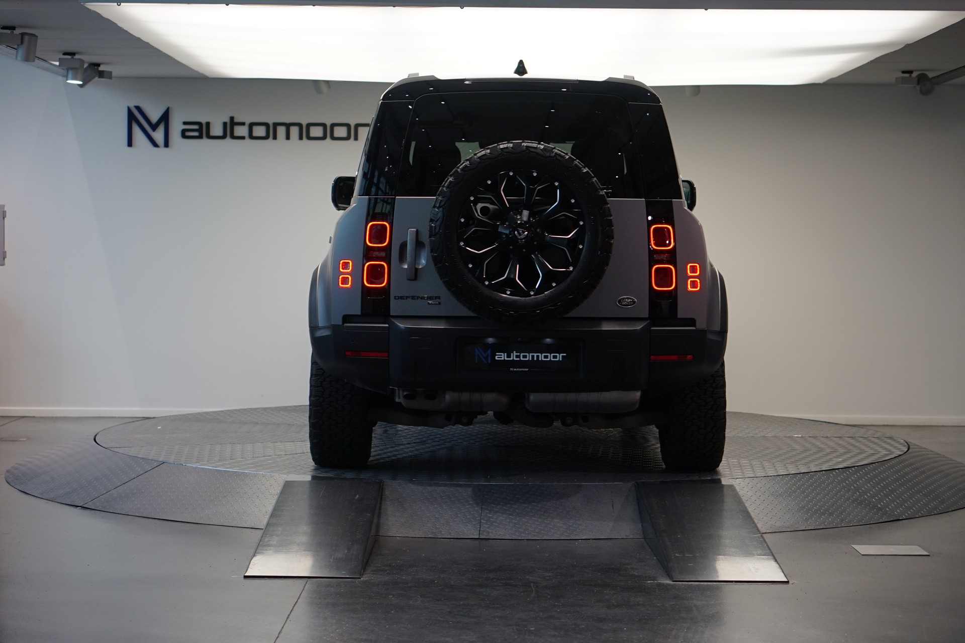 LAND ROVER Defender 110 3.0 D I6 300 HSE AWD AT8 *Fuel Offroad Felgen* *CH-Fahrzeug* *Approved Garantie*-image-5