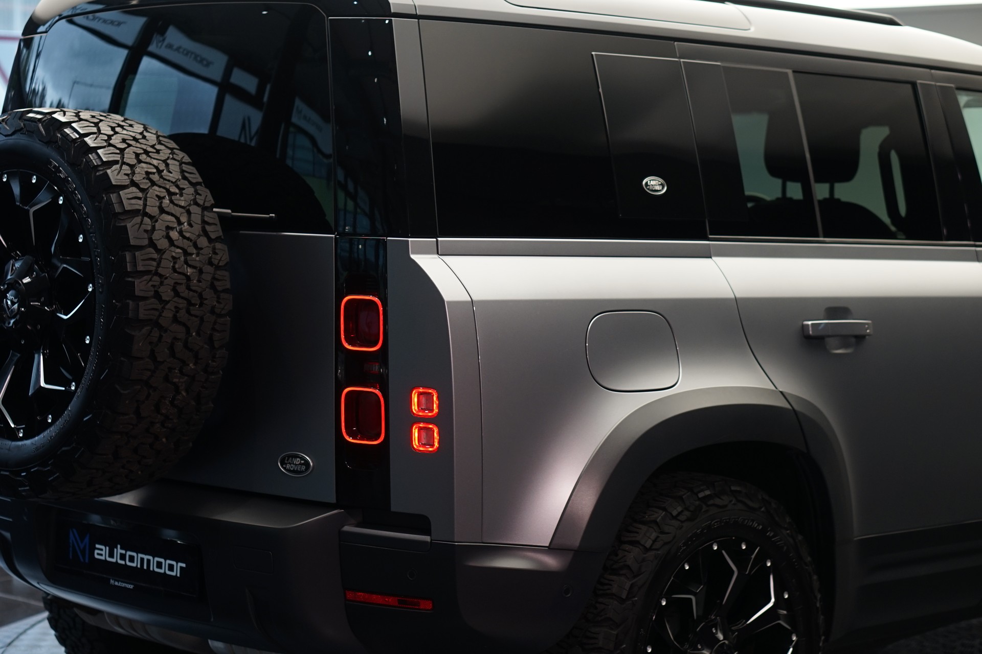 LAND ROVER Defender 110 3.0 D I6 300 HSE AWD AT8 *Fuel Offroad Felgen* *CH-Fahrzeug* *Approved Garantie*-image-33