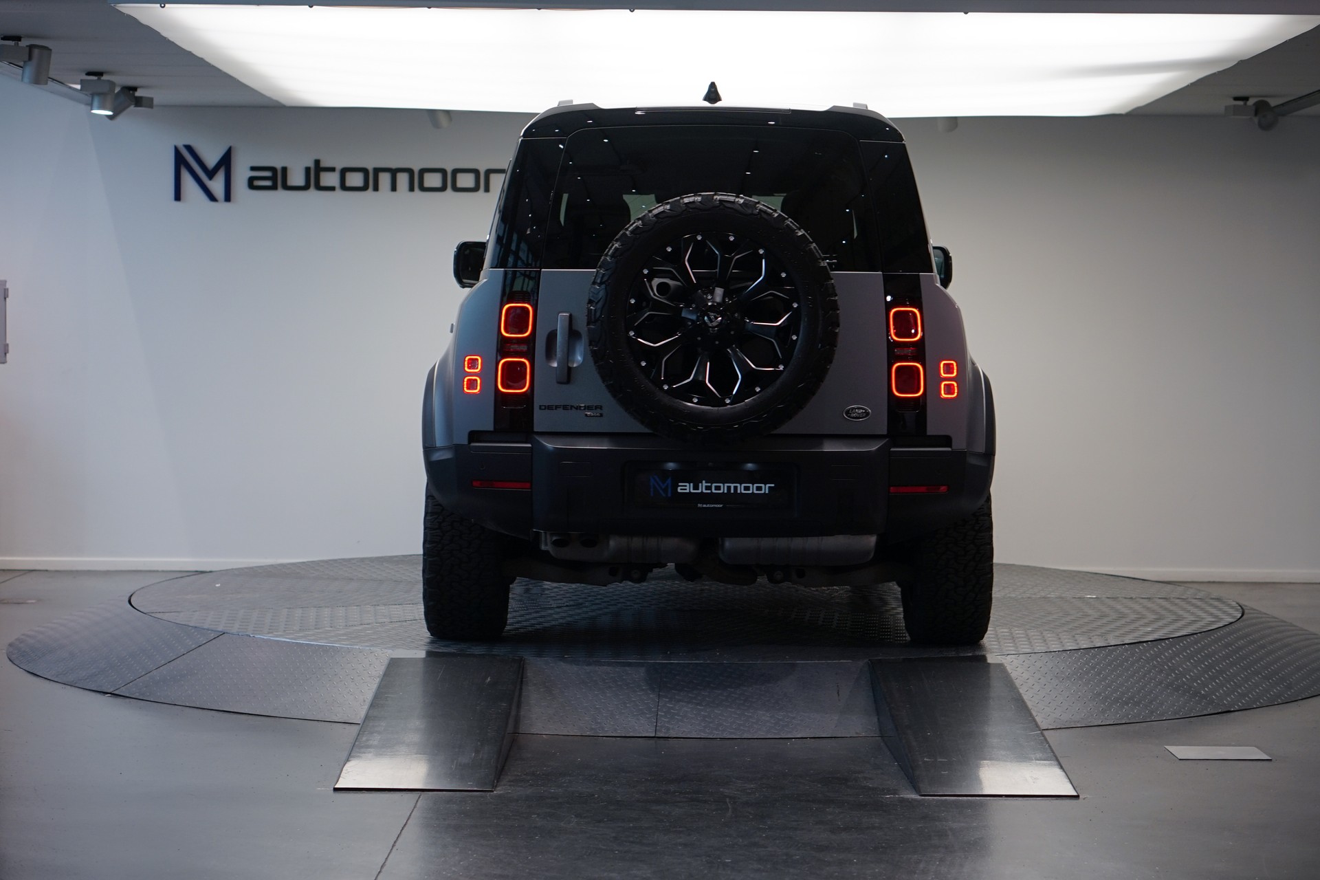 LAND ROVER Defender 110 3.0 D I6 300 HSE AWD AT8 *Fuel Offroad Felgen* *CH-Fahrzeug* *Approved Garantie*-image-5