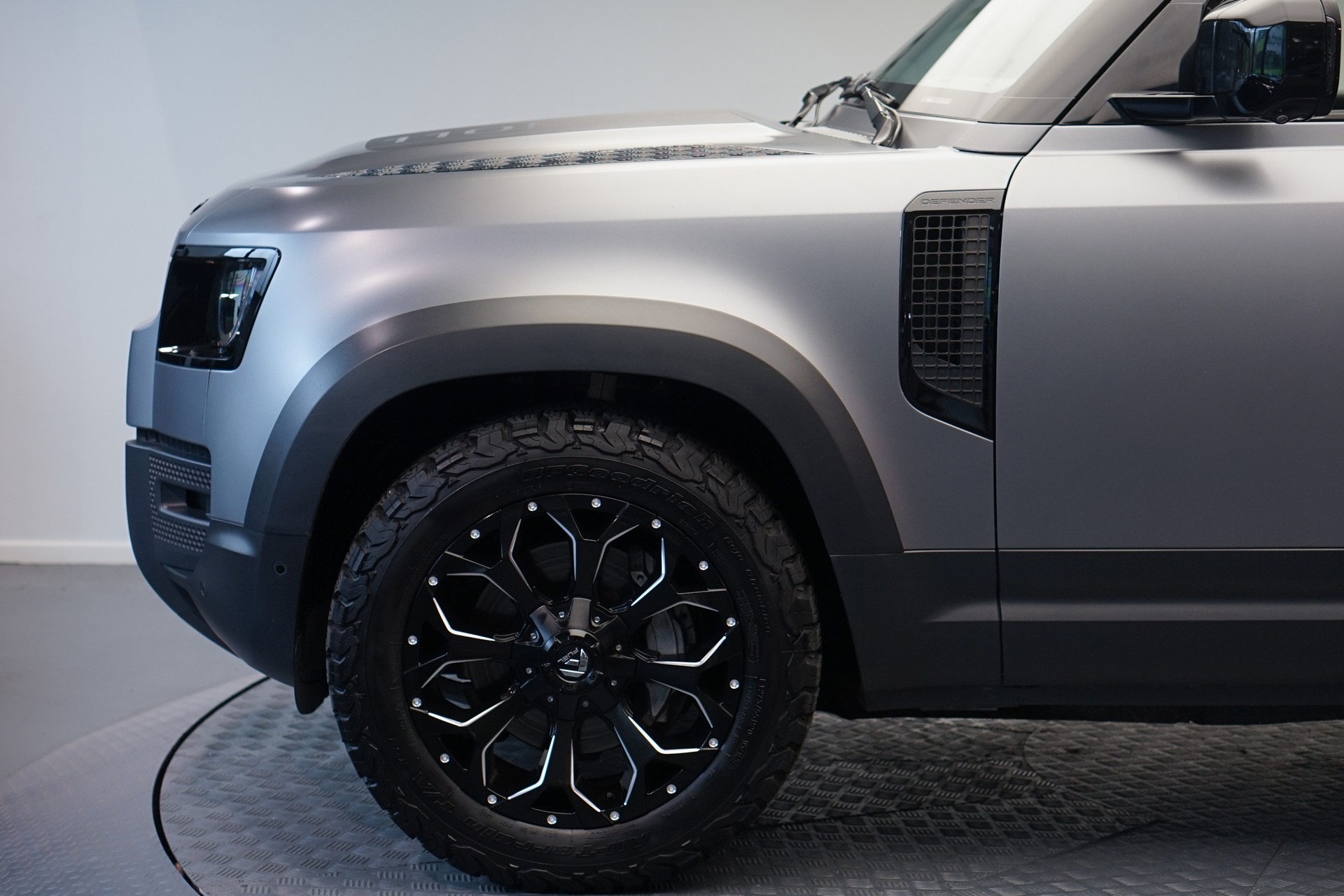 LAND ROVER Defender 110 3.0 D I6 300 HSE AWD AT8 *Fuel Offroad Felgen* *CH-Fahrzeug* *Approved Garantie*-image-33