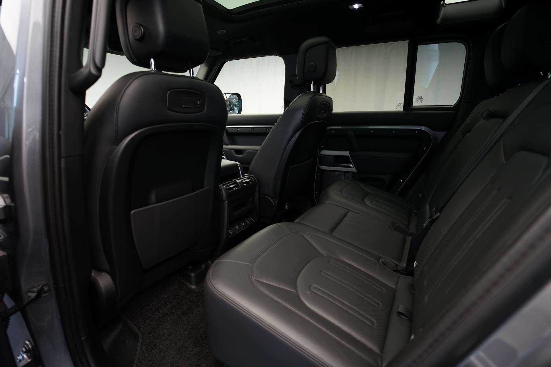 LAND ROVER Defender 110 3.0 D I6 300 HSE AWD AT8 *Fuel Offroad Felgen* *CH-Fahrzeug* *Approved Garantie*-image-19