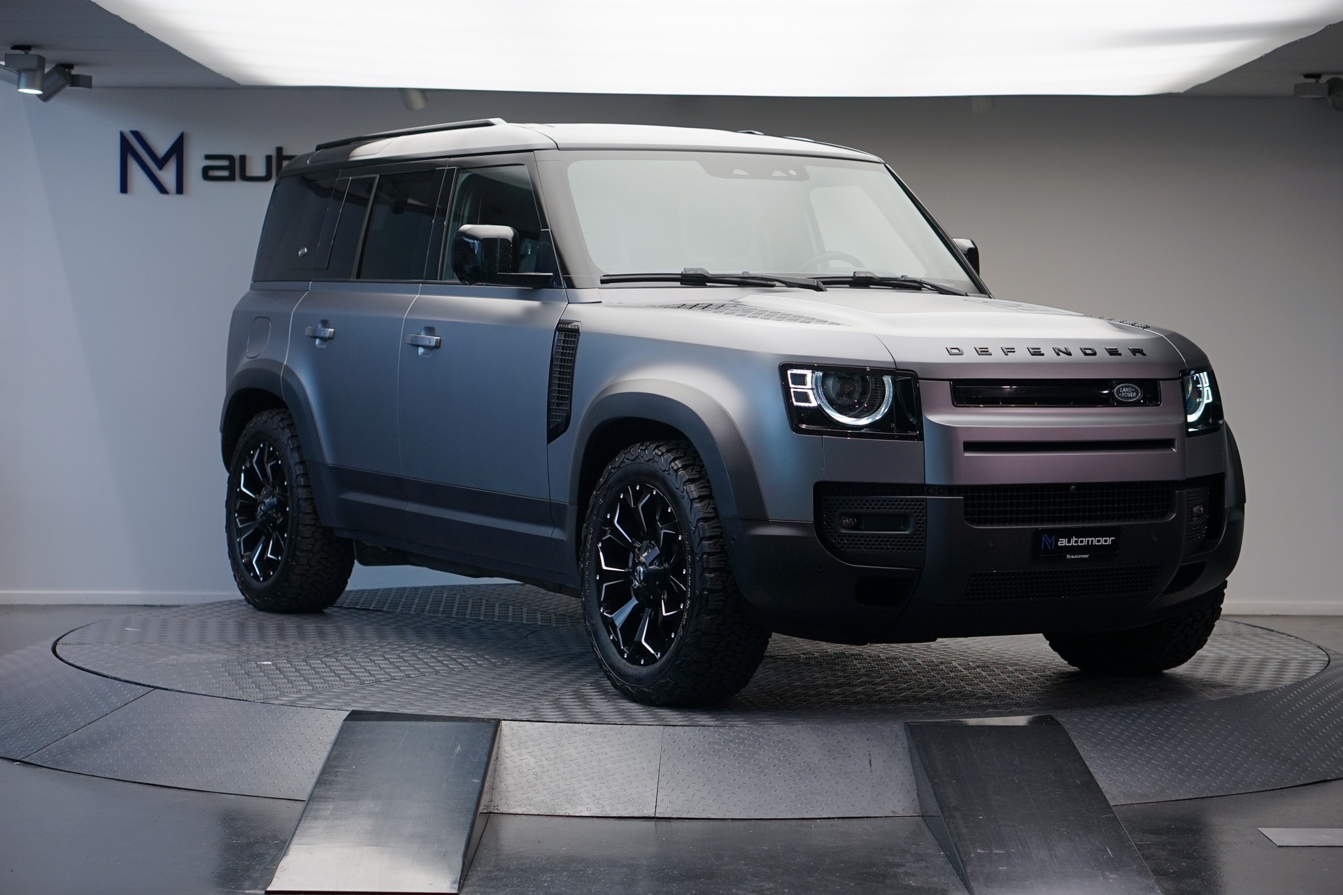 LAND ROVER Defender 110 3.0 D I6 300 HSE AWD AT8 *Fuel Offroad Felgen* *CH-Fahrzeug* *Approved Garantie*-showroom-element-2