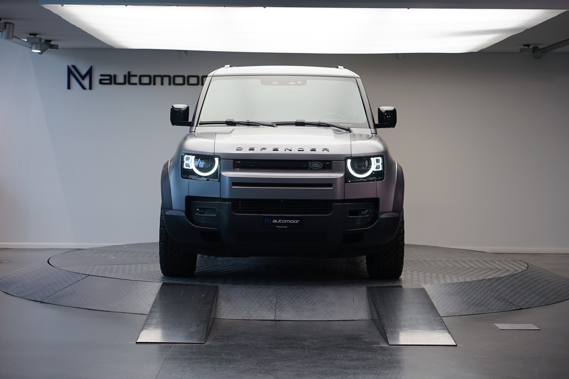 LAND ROVER Defender 110 3.0 D I6 300 HSE AWD AT8 *Fuel Offroad Felgen* *CH-Fahrzeug* *Approved Garantie*-showroom-element-1