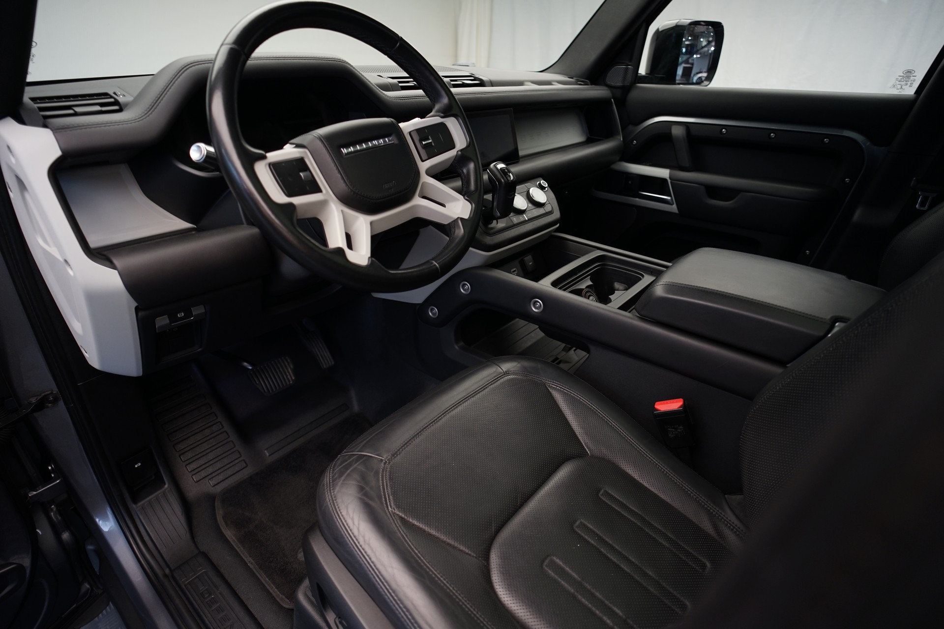 LAND ROVER Defender 110 3.0 D I6 300 HSE AWD AT8 *Fuel Offroad Felgen* *CH-Fahrzeug* *Approved Garantie*-image-13