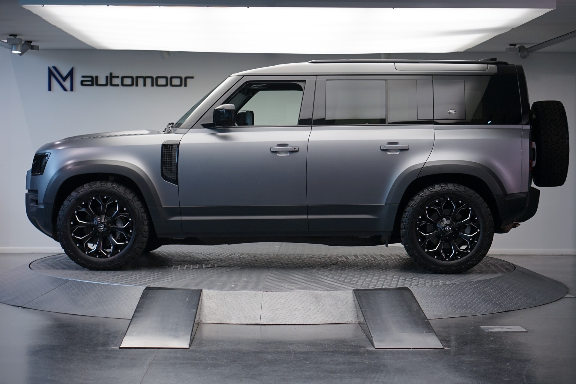 LAND ROVER Defender 110 3.0 D I6 300 HSE AWD AT8 *Fuel Offroad Felgen* *CH-Fahrzeug* *Approved Garantie*-image-8