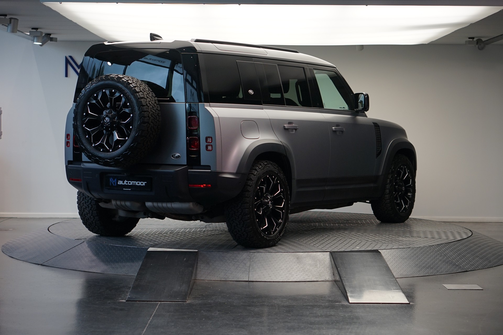 LAND ROVER Defender 110 3.0 D I6 300 HSE AWD AT8 *Fuel Offroad Felgen* *CH-Fahrzeug* *Approved Garantie*-image-4